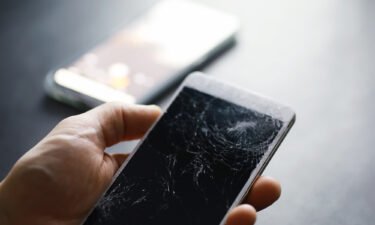 US regulators are vowing to make it easier for consumers and independent service shops to repair commercial products like smartphones without having to rely on those products' manufacturers