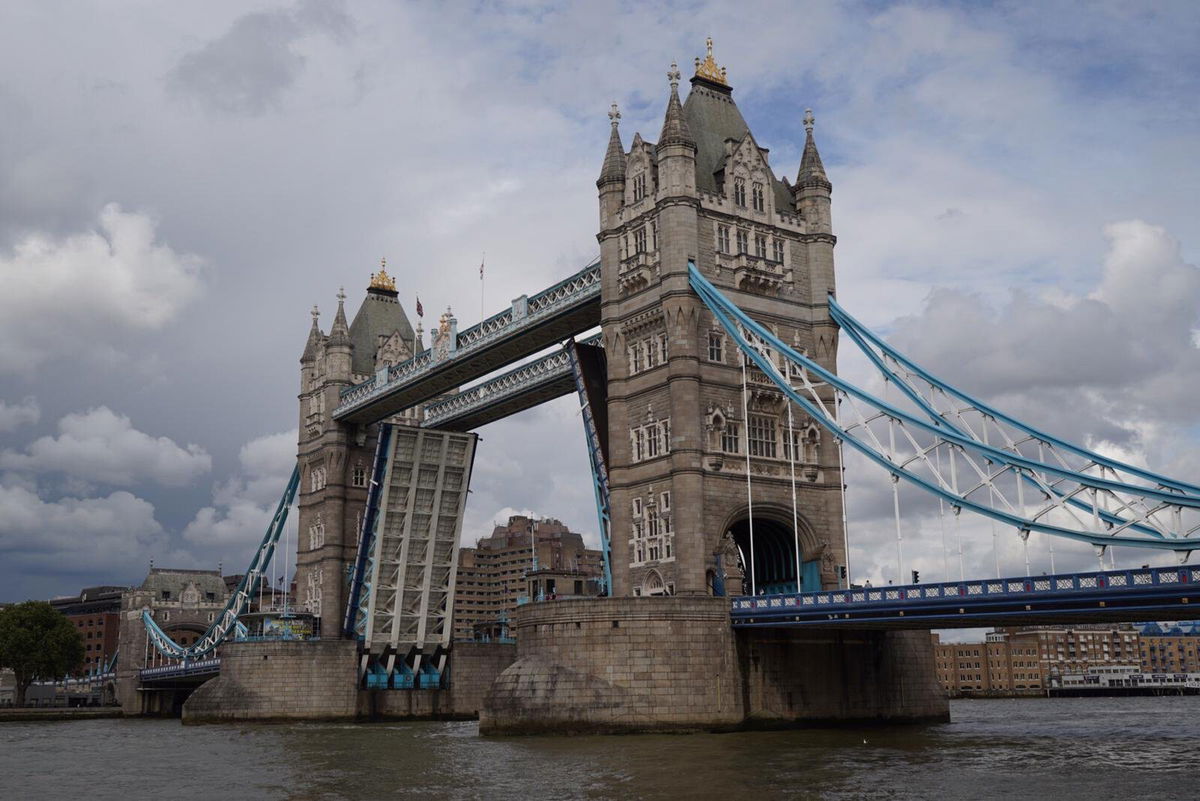 London's Tower Bridge Is Stuck Open Due To A Technical Fault | KRDO