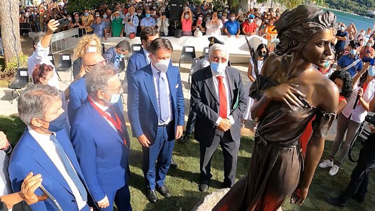 <i>Italia2TV</i><br/>The statue was unveiled in the town of Sapri at the weekend.