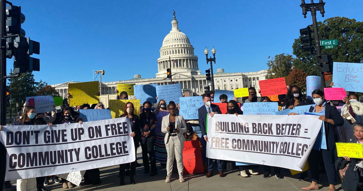 <i>Courtesy Rise Advocacy Director Emelia Martinez</i><br/>Community college students with Rise