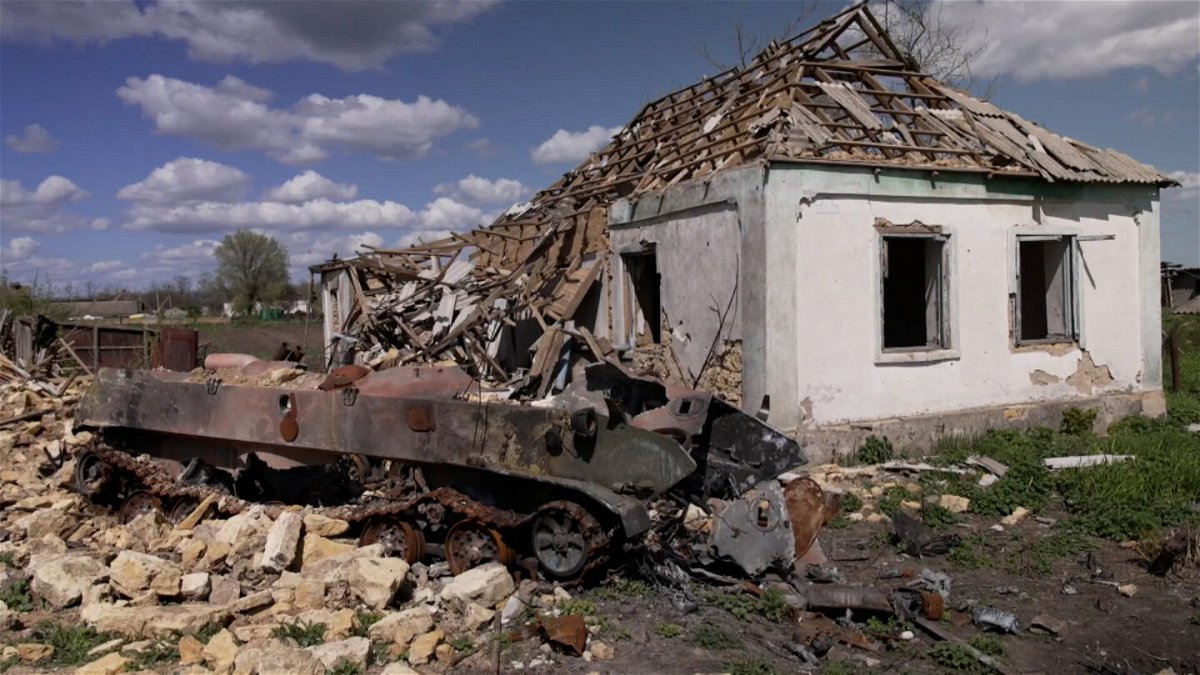 <i>CNN</i><br/>Ukrainians are desperate to leave behind the Russian occupation of Kherson.