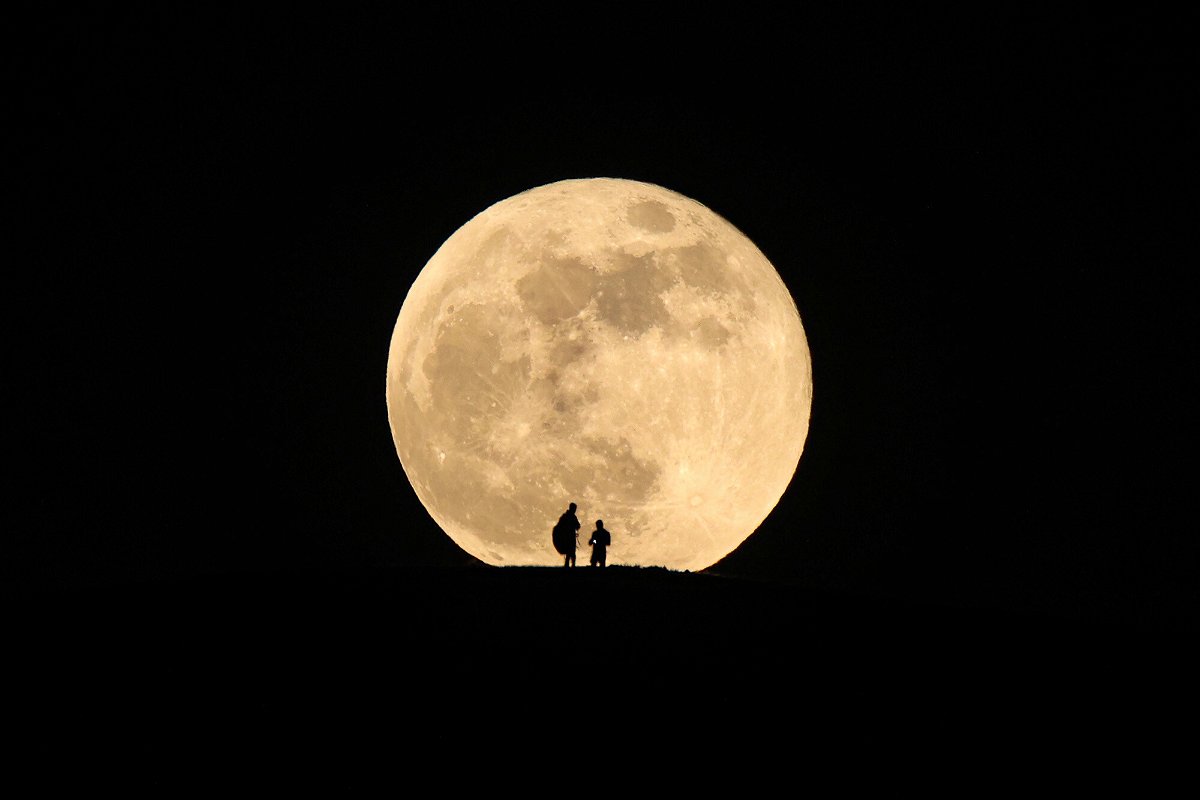 <i>Ozkan Bilgin/Anadolu Agency/Getty Images</i><br/>May's full moon