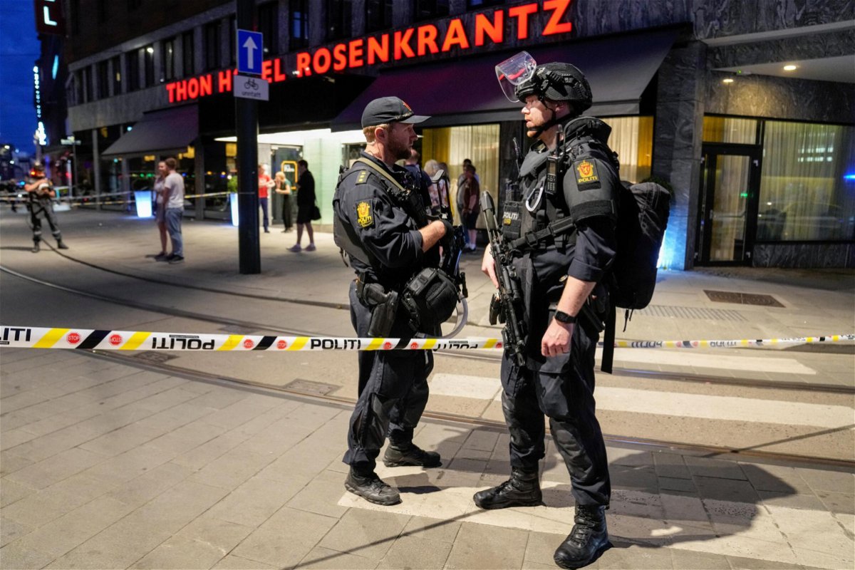 <i>Javad Parsa/NTB/Reuters</i><br/>Security forces at the site of a shooting outside the London Pub in central Oslo