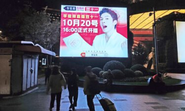 The picture shows online anchor Li Jiaqi's live advertisement for the double 11 Shopping Festival in Shanghai