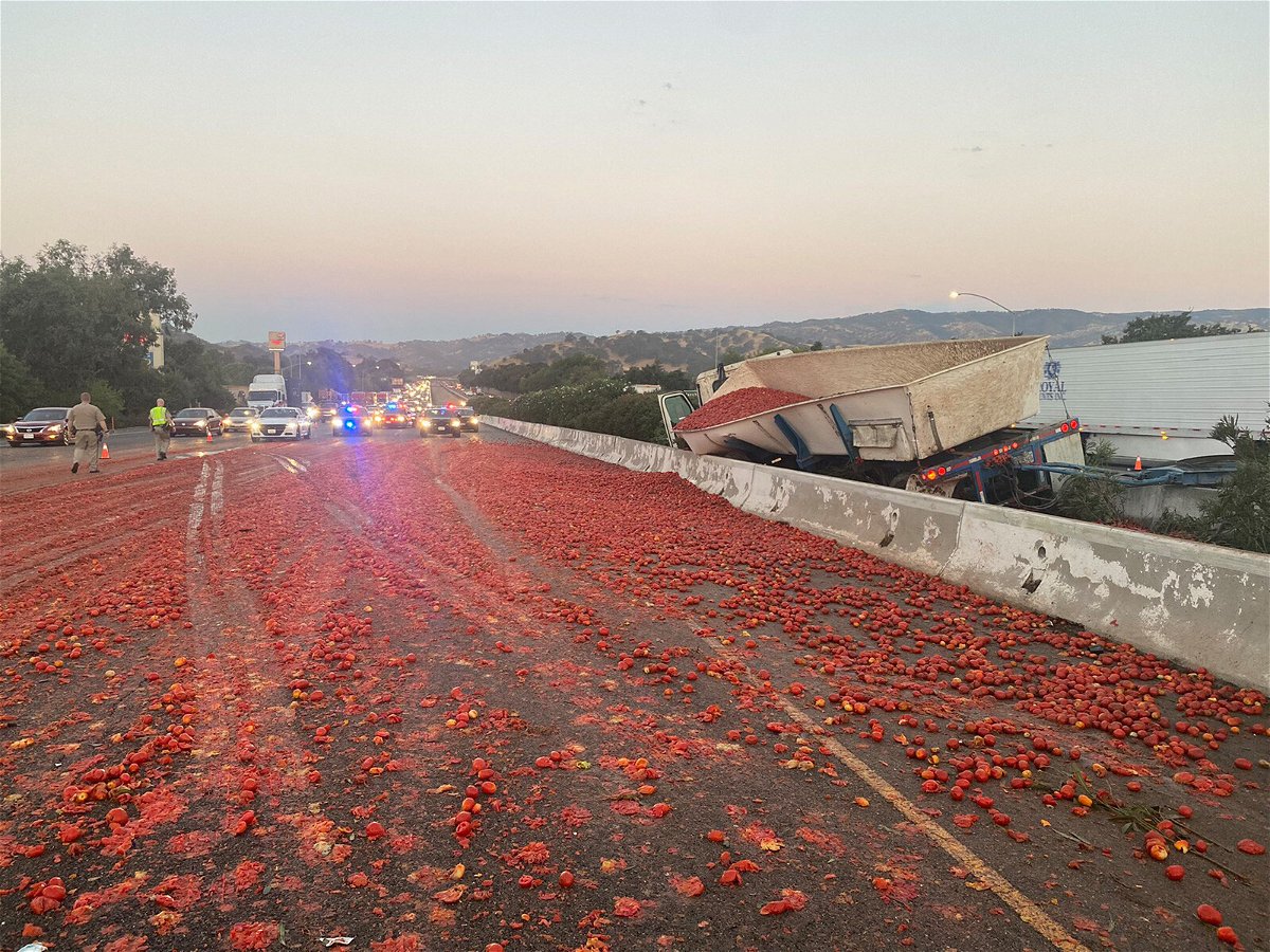 <i>CHP Solano</i><br/>Transportation staff worked for hours to clear thousands of tomatoes off the highway after a truck crashed in California.