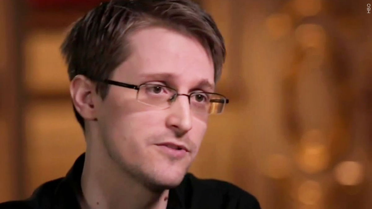 Vladimir Putin Grants Former Nsa Contractor Edward Snowden Russian Citizenship Krdo 