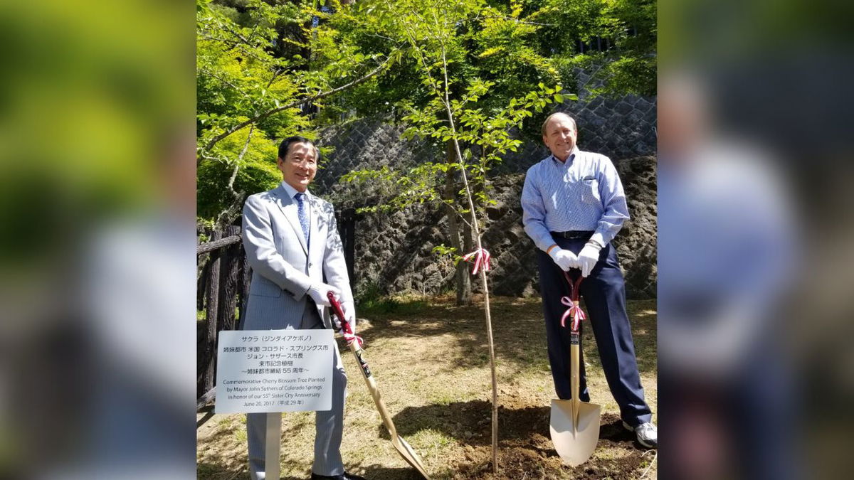  Fujiyoshida Mayor Shigeru Horiuchi and Colorado Springs Mayor John Suthers plant a tree in Japan. 