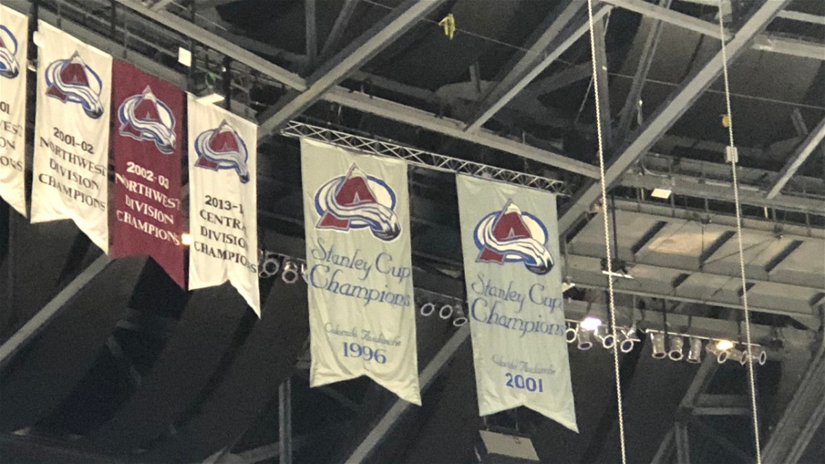 Avalanche raise their championship banner 