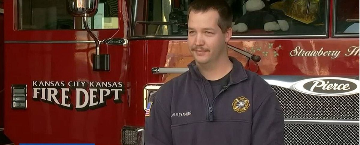<i>KCTV</i><br/>Firefighters rescue 5 from burning apartment building in Kansas City