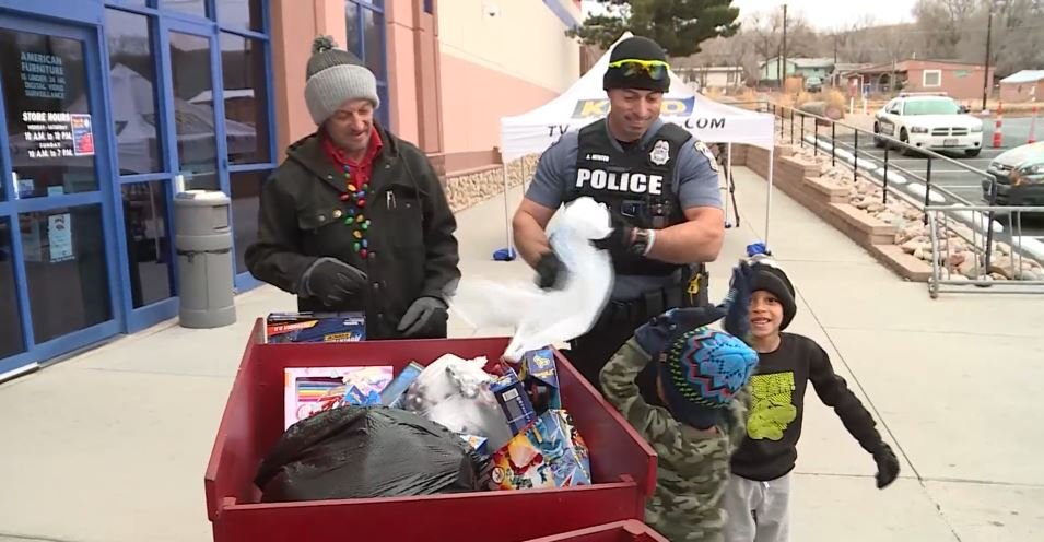 Police Team Up With Toys For Tots