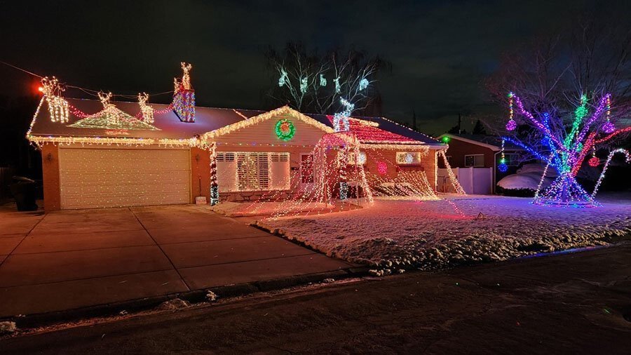 spids lejesoldat Ed Utah man lights up neighborhood with the face of Santa | KRDO