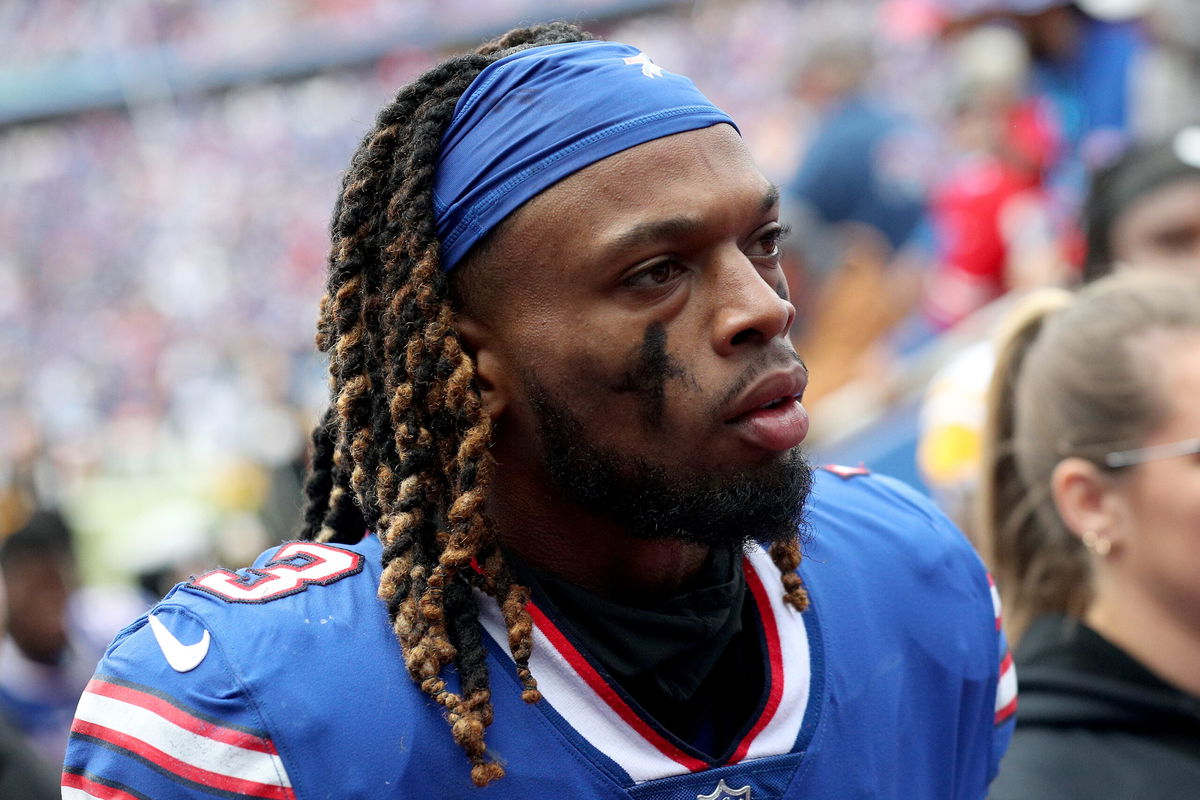 Damar Hamlin Holds Up Heart Hand Sign As He Watches Bills Game From Hospital  Bed After Cardiac Arrest - video Dailymotion