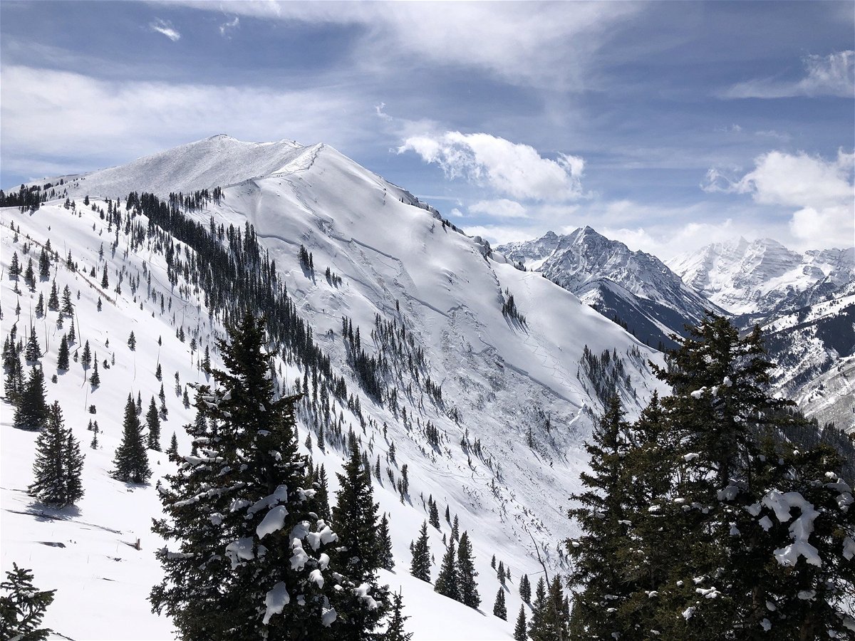 <i>CO Avalanche Information Center</i><br/>A large avalanche killed a skier in Maroon Bowl