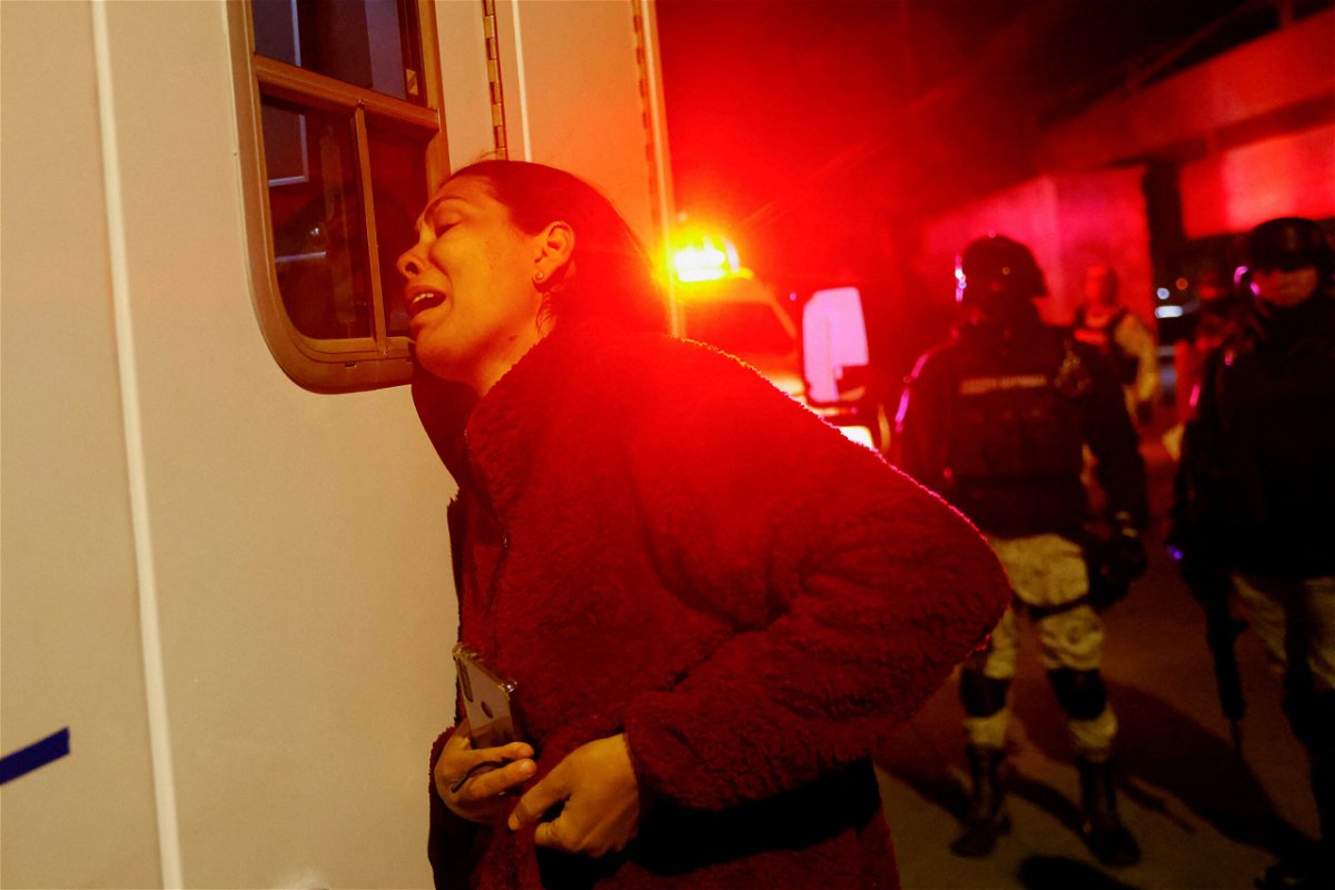 Viangly, a Venezuelan migrant, reacts outside an ambulance for her injured husband Eduard Caraballo while Mexican authorities and firefighters remove injured migrants, mostly Venezuelans, from inside the National Migration Institute (INM) building during a fire, in Ciudad Juarez, Mexico March 27, 2023. REUTERS/Jose Luis Gonzalez     TPX IMAGES OF THE DAY