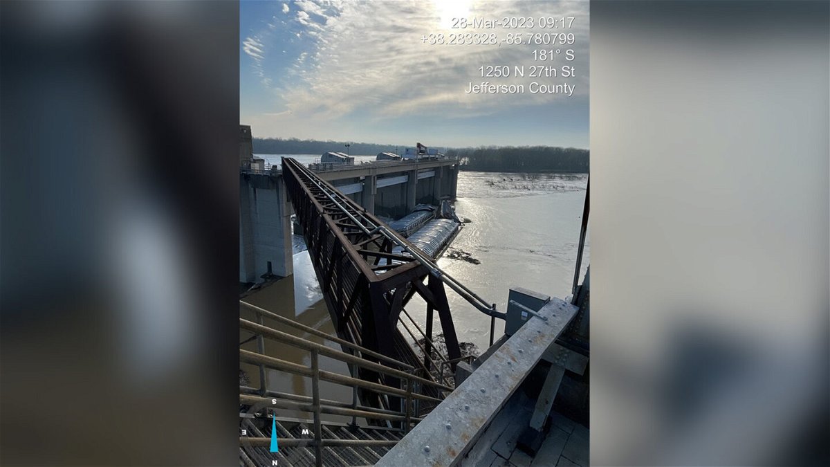 <i>Kentucky EEC</i><br/>Kentucky crews are working to remove three runaway barges stuck in the Ohio River