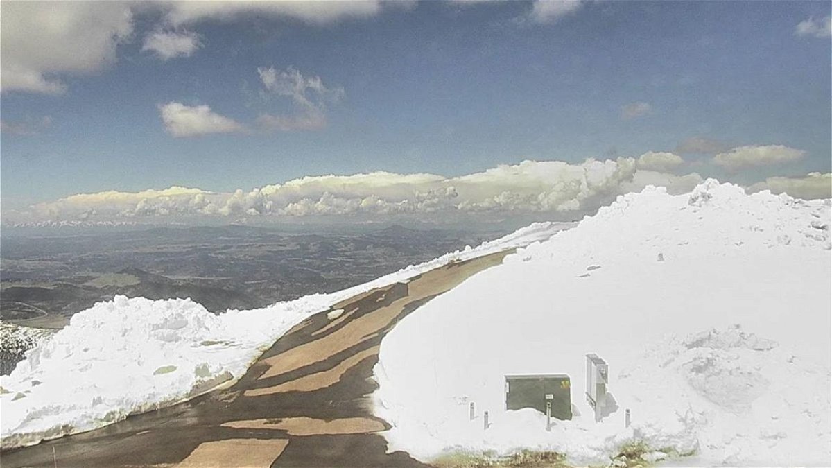 Snow limits parking on Pikes Peak summit for Memorial Day weekend | KRDO