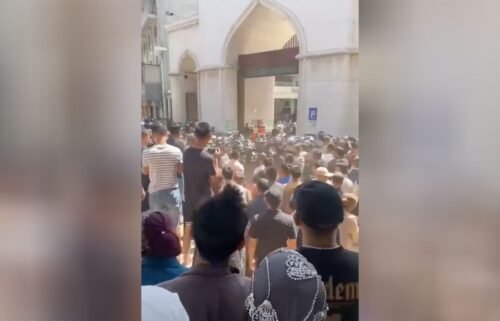 Residents belonging to China's Hui ethnic minority faced off with authorities on Saturday in an attempt to defend their mosque