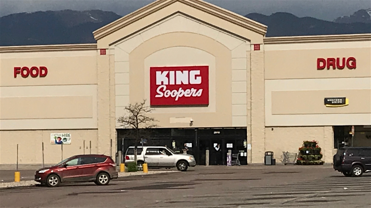 King Soopers는 석면 흔적 가능성이 있는 남동부 콜로라도 스프링스의 매장을 일시적으로 폐쇄합니다.