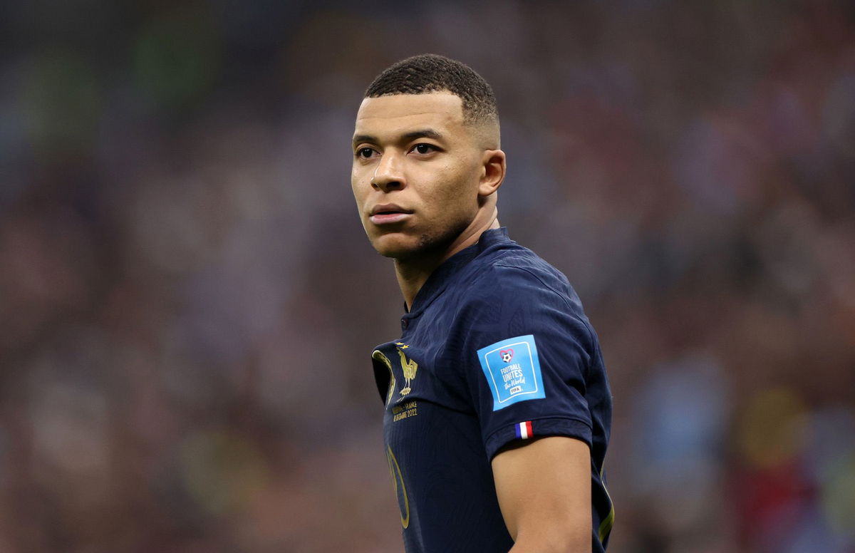 Kylian Mbappe  Kylian mbappé, Football players photos, Football tees