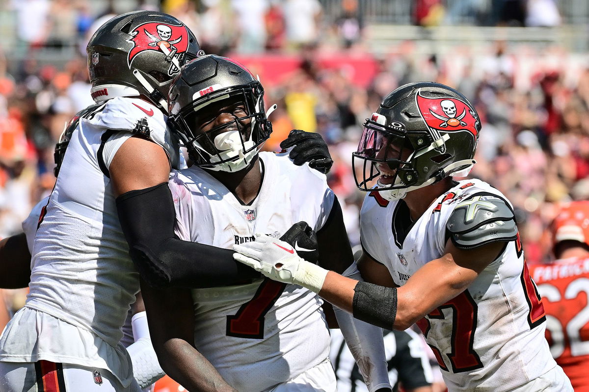 Tampa Bay Buccaneers' Shaquil Barrett dedicates emotional pick-six against  Chicago Bears to his late daughter