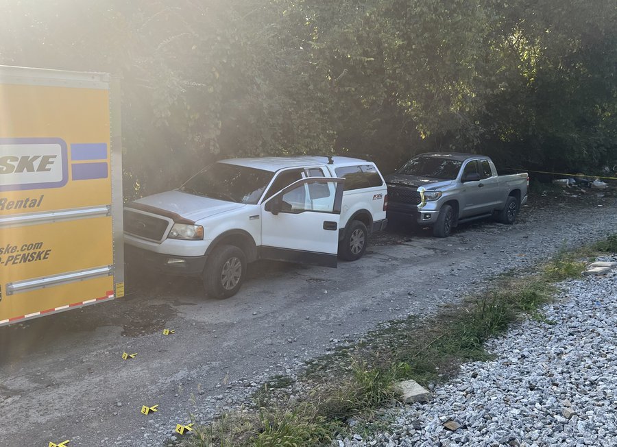 <i>@MNPDNashville/WSMV</i><br/>Police say two men were following a reportedly stolen white pickup truck on Goodwin Road when the driver stopped and was armed with a machete.