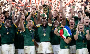 Siya Kolisi lifts the William Webb Ellis trophy on Saturday.