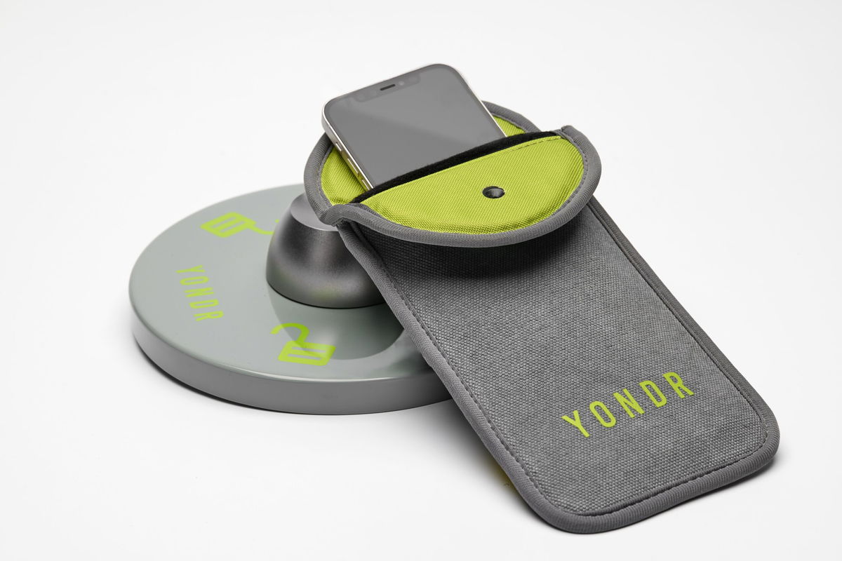 Yondr Pouch & Base