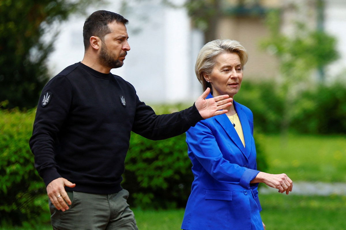 <i>(Valentyn Ogirenko/Reuters)</i><br/>Ukraine's President Volodymyr Zelensky walks with European Commission President Ursula von der Leyen to a joint press conference in Kyiv on Tuesday.