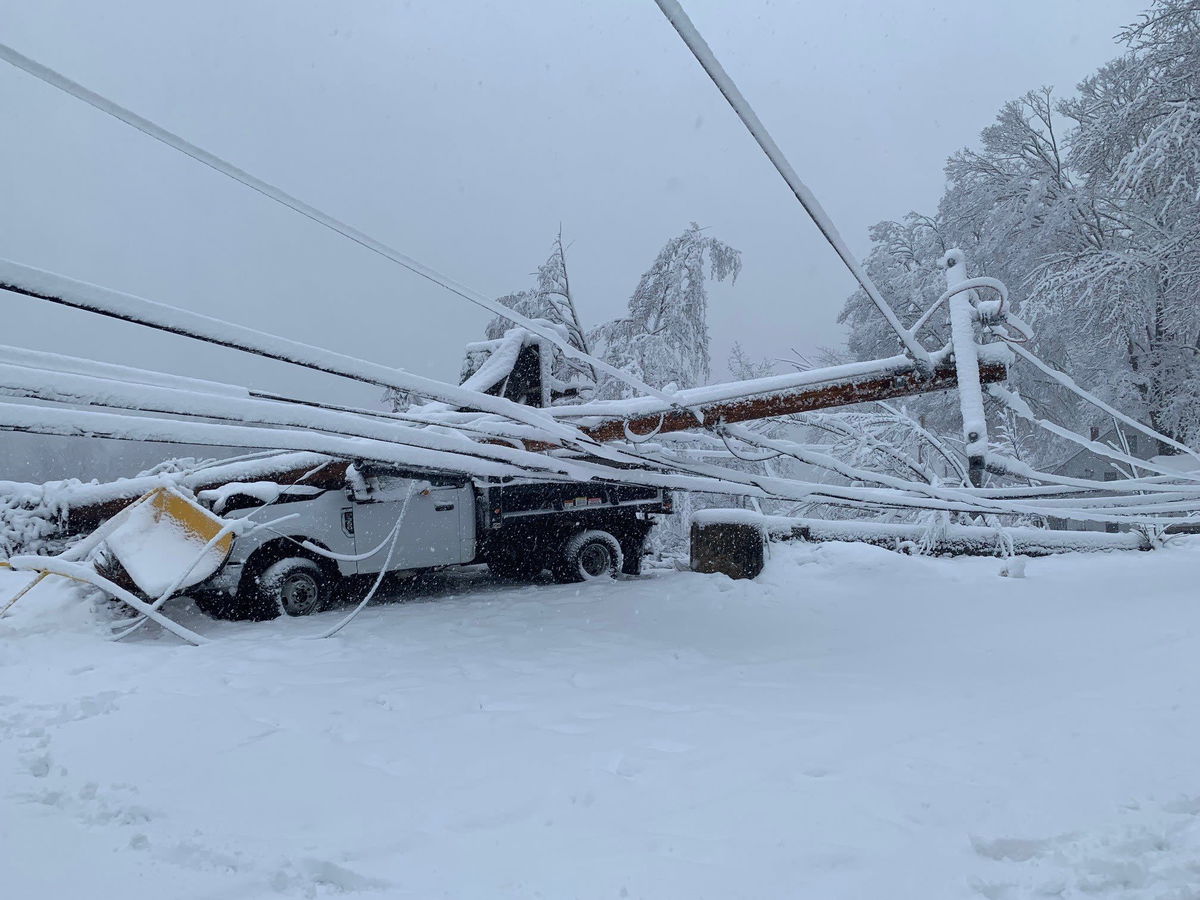 Nor’easter dumps heavy snow and cuts off power to hundreds of thousands ...