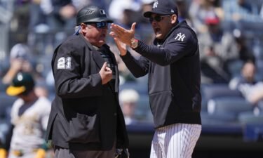 Yankees manager Aaron Boone (R) argues with umpire Hunter Wendelstedt during New York's game against the Oakland Athletics on Monday.