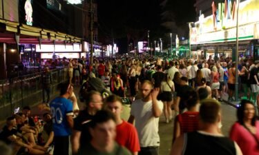 Crowds gather on a June 2023 evening on a busy street in Palma de Mallorca