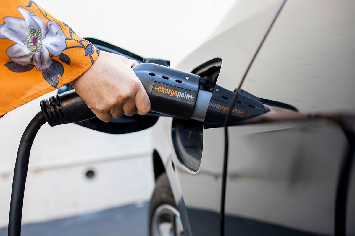 <i>Santiago Mejia/The San Francisco Chronicle/Getty Images/File via CNN Newsource</i><br/>An electric car charges at a station in Oakland