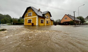 Firefighters fill sand bags in Glucholazy