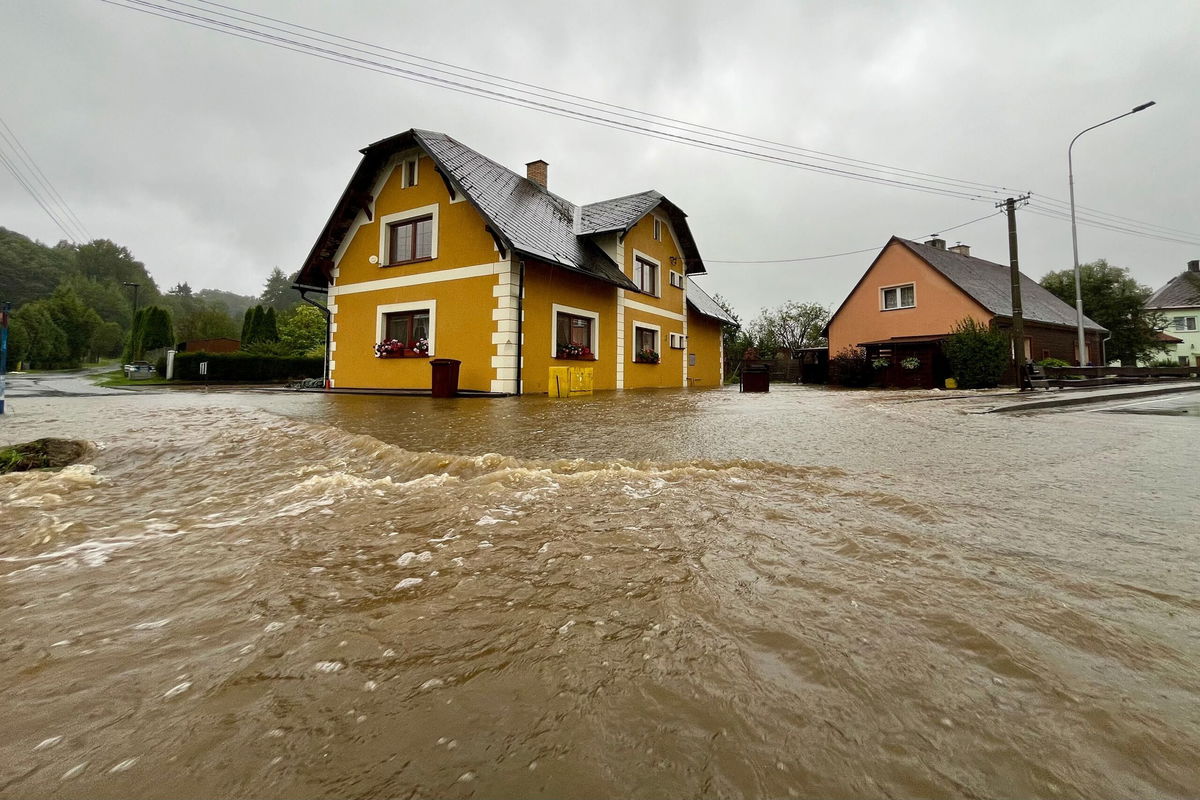 <i>Sergei Gapon/AFP/Getty Images via CNN Newsource</i><br />Firefighters fill sand bags in Glucholazy