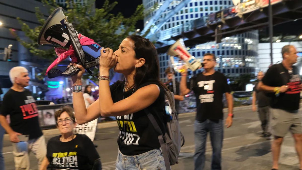 Demonstrators block a major thoroughfare in Tel Aviv on October 19, 2024, protesting against the government and demanding a ceasefire deal. Ivana Kottasova/CNN