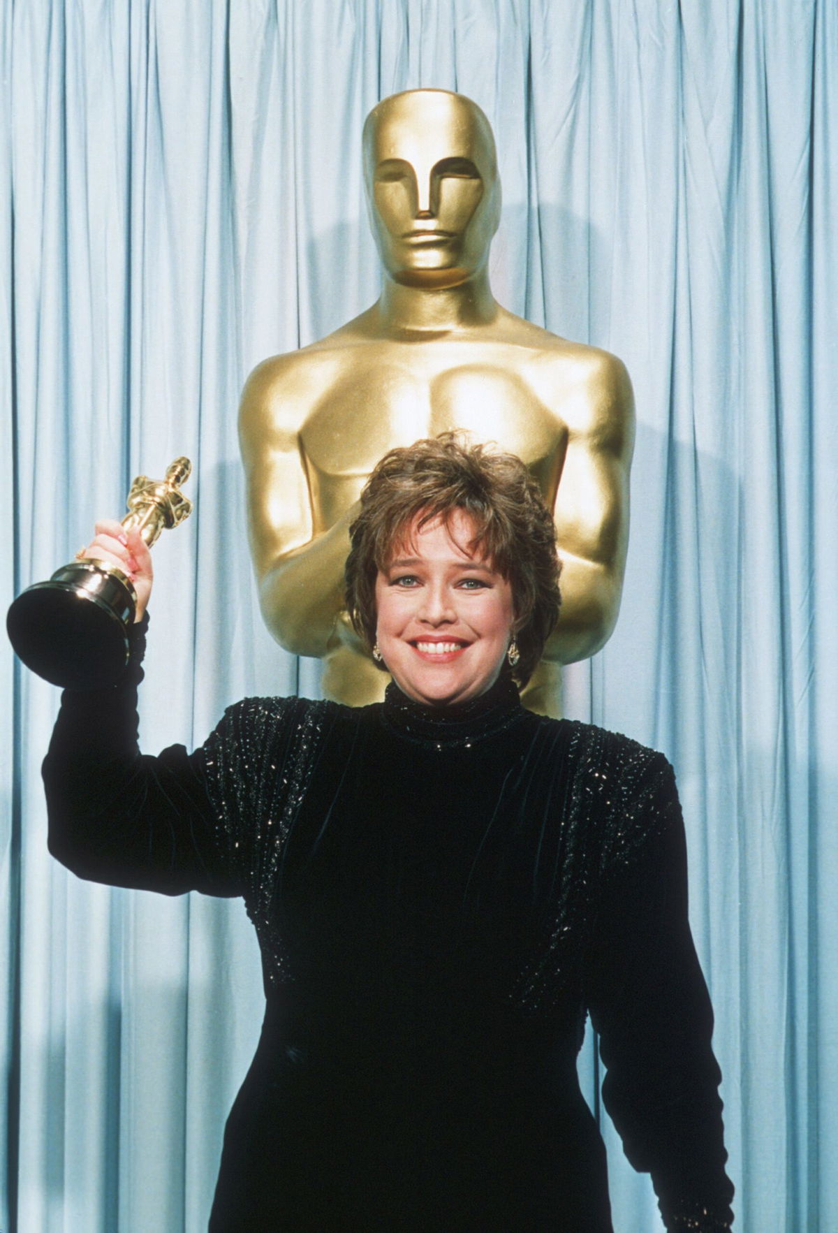 <i>Bob Galbraith/AP/FILE via CNN Newsource</i><br/>Kathy Bates holds her Oscar statuette backstage at the 63rd annual Academy Awards in 1991. Bates won best actress for her performance in 