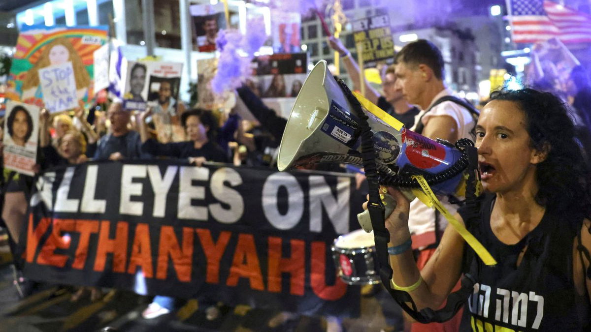 Protesters in Tel Aviv call on Netanyahu to strike a deal to release hostages held in Gaza, in late October.
