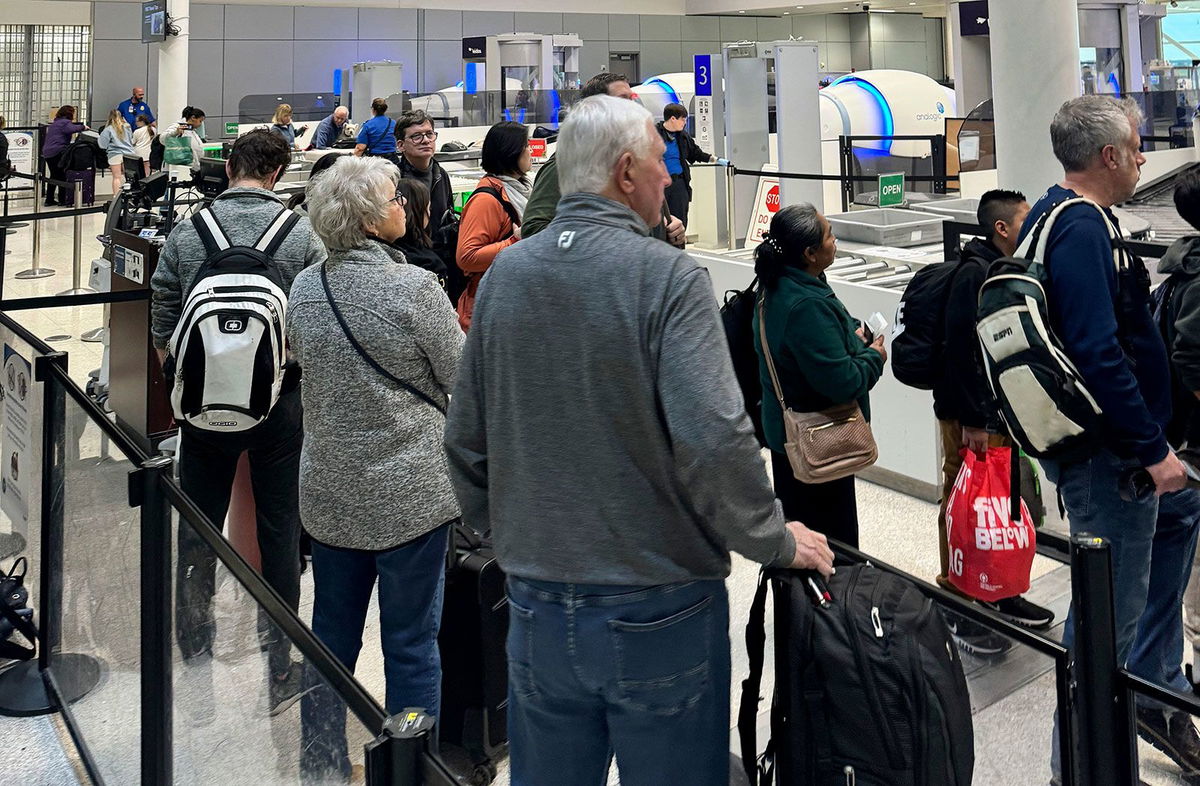 <i>mpi34/MediaPunch/IPx/AP via CNN Newsource</i><br/>Travelers Monday at the start of Thanksgiving week at Indianapolis International Airport ahead of record air travel forecast for the holiday period.