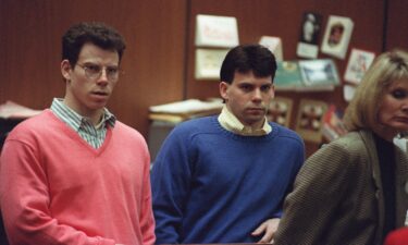 Erik Menendez (L) and his brother Lyle Menendez at a pre-trial hearing in 1992.