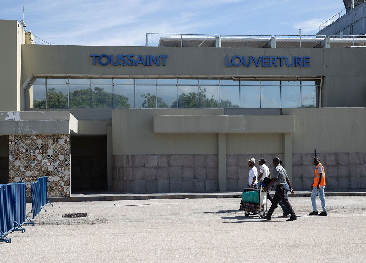 <i>Orlando Barria/EPA-EFE/Shutterstock/File via CNN Newsource</i><br/>Travelers walk in front of the Toussaint Louverture International Airport in Port-au-Prince in May 2024.