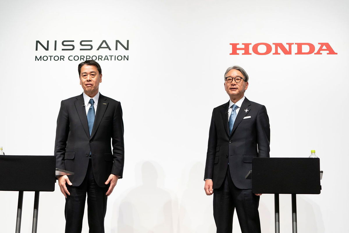 <i>Tomohiro Ohsumi/Getty Images/File via CNN Newsource</i><br />Nissan Motor CEO Makoto Uchida (L) and Honda Motor CEO Toshihiro Mibe (R) in March.