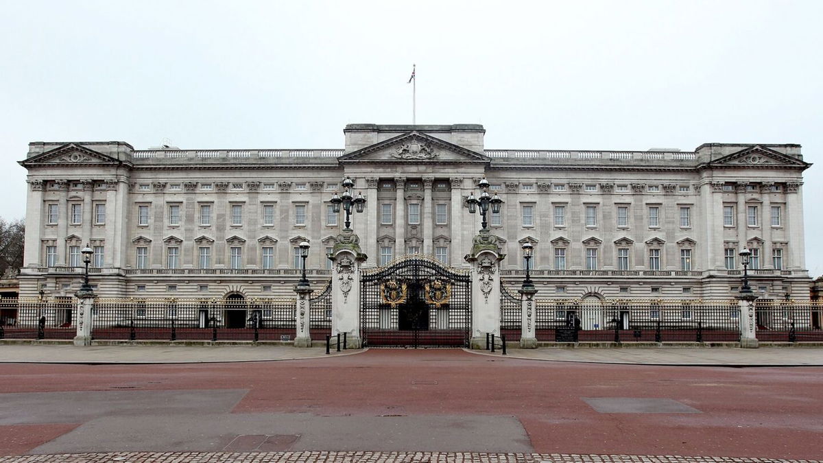 Buckingham Palace Maid Arrested After Drunken Brawl At Work Christmas ...