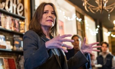 Marianne Williamson campaigns at a coffee shop in Portsmouth