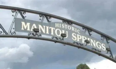 A sign reading "Historic Manitou Springs."