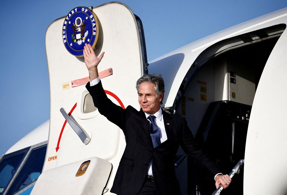 <i>Yara Nardi/Pool/Getty Images via CNN Newsource</i><br/>Secretary of State Antony Blinken waves as he departs from Rome Ciampino Airport on January 10.