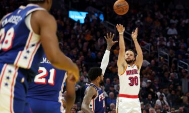 Stephen Curry played 30 minutes despite a sprained thumb having prevented him from using his right hand during practice on January 1.