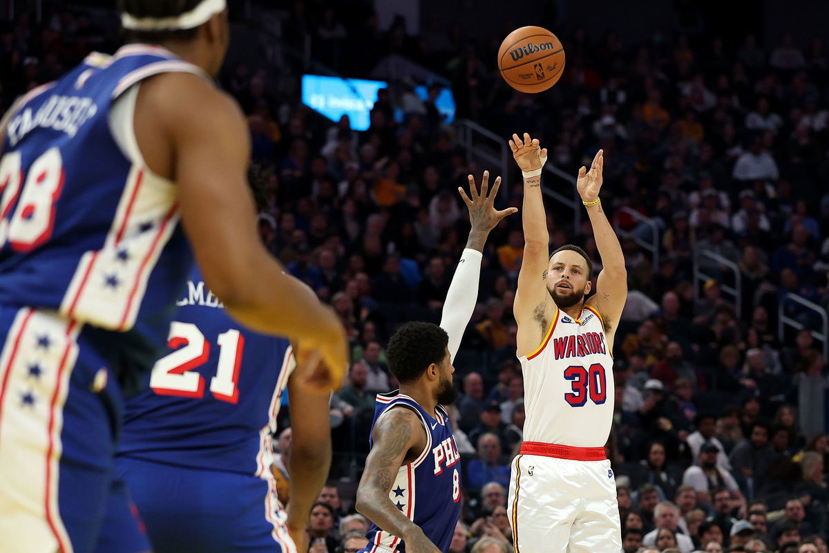 <i>Ezra Shaw/Getty Images via CNN Newsource</i><br/>Stephen Curry played 30 minutes despite a sprained thumb having prevented him from using his right hand during practice on January 1.