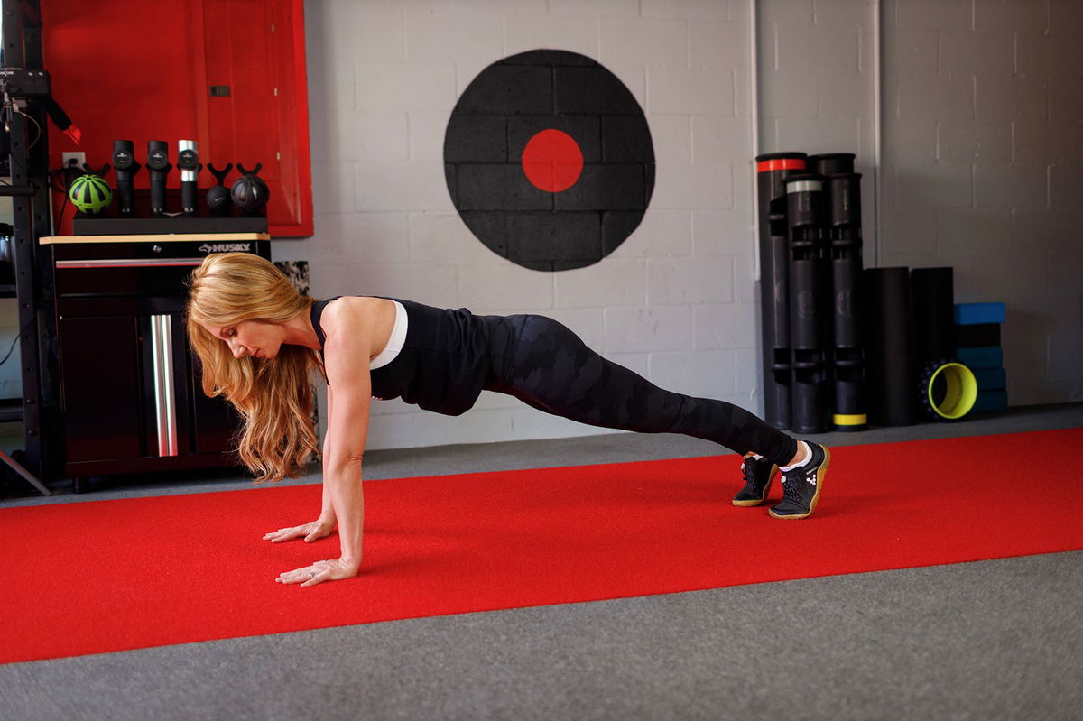 <i>Aaron Lockwood via CNN Newsource</i><br/>Mobility coach Dana Santas demonstrates the straight-arm plank