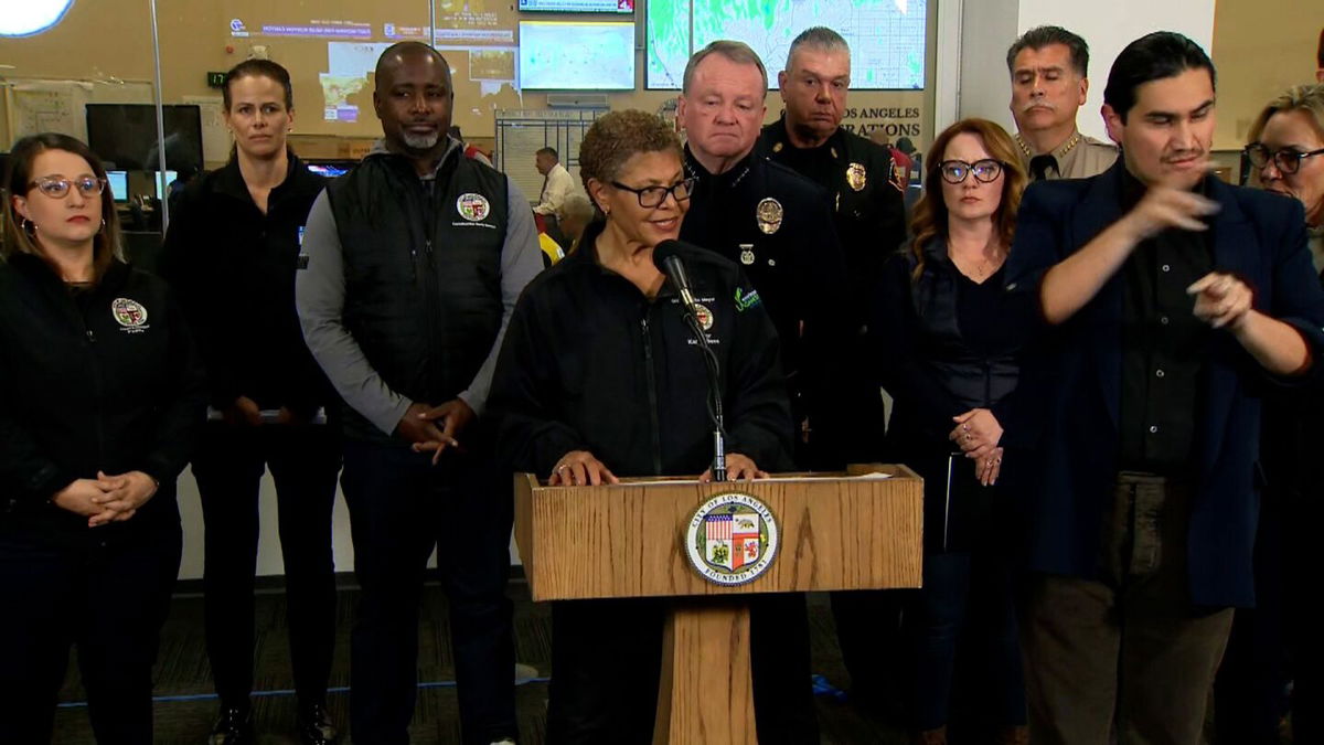 <i>Eric Thayer/Getty Images via CNN Newsource</i><br/>California Gov. Gavin Newsom and Los Angeles Mayor Karen Bass tour the downtown business district of Pacific Palisades as the Palisades Fire continues to burn on January 8 in Los Angeles