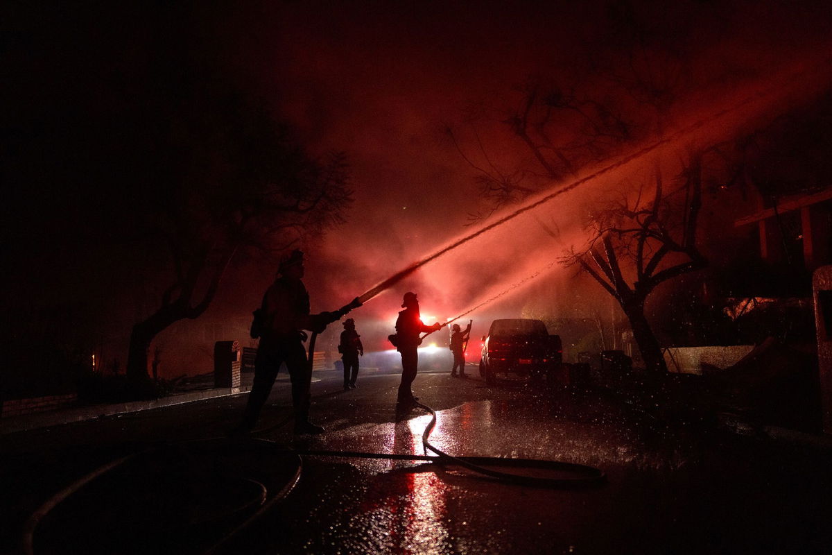 <i>Eric Thayer/Getty Images via CNN Newsource</i><br/>Firefighters battle flames from the Palisades Fire on January 8